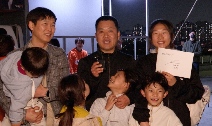 8일 류원수(왼쪽)씨와 안광옥(가운데)씨가 가족들과 함께 서울신문과의 인터뷰에 답하고 있다. 뒤쪽으로 이준석 후보가 보인다. 2024.4.8 화성 김종선 기자
