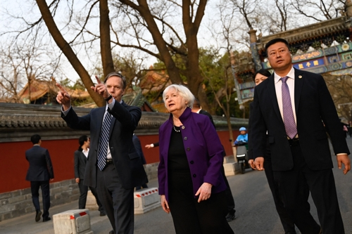 중국을 방문한 재닛 옐런(가운데) 미국 재무장관이 8일 베이징의 오래된 거리인 국자감 후퉁을 찾아 주중 미국 대사인 니콜라스 번스(왼쪽)의 설명을 듣고 있다. 베이징 AFP 연합뉴스