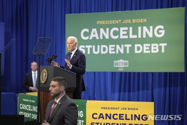 조 바이든 미국 대통령이 8일(현지시각) 위스콘신주 매디슨 공과대학에서 새로운 학자금 부채 탕감 계획을 발표하고 있다. 메디슨 AP 뉴시스