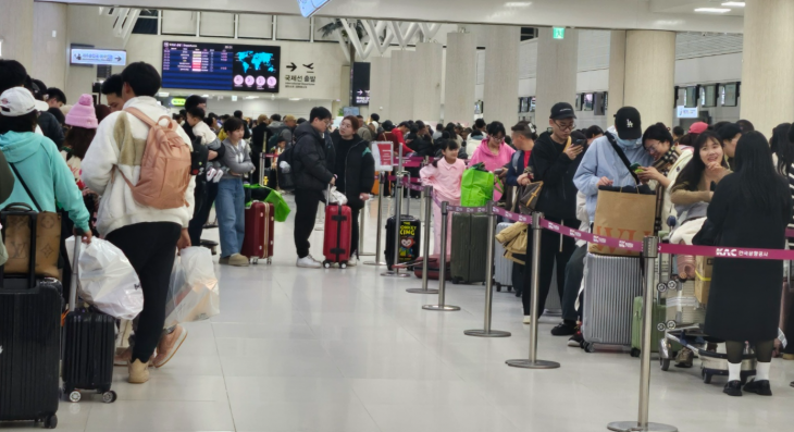 제주국제공항 국제선 출발장에서 수속을 밟기 위해 외국인 여행객들이 긴 줄을 서고 있다. 제주 강동삼 기자