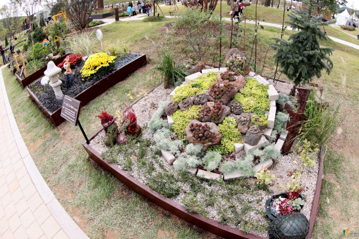 광명시는 시민정원사 양성교육과 시민정원사와 광명시민이 함께하는 정원관리사업을 추진한다. 사진은 새빛공원 정원 모습 .광명시 제공