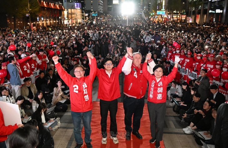 한동훈(왼쪽 두 번째) 국민의힘 비상대책위원장이 9일 서울 중구 청계광장에서 열린 마지막 유세에서 참석자들과 손을 잡은 채 지지를 호소하고 있다. 한 위원장은 “아이들에게 후진 정치 말고 멋진 정치를 물려주자”고 했다. 왼쪽부터 최재형(종로) 후보, 한 위원장, 인요한 국민의미래 선거대책위원장, 이혜훈(중·성동을) 후보. 안주영 전문기자