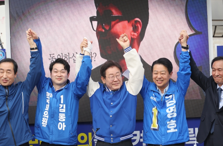 더불어민주당 이재명 대표가 8일 홍제역 앞에서 김동아, 김영호 후보 지원 유세를 하고 있다. 2024.4.8 연합뉴스