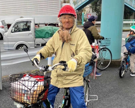 고베에서 도쿄까지 600㎞를 자전거로 달린 다나가미 마츠오의 모습. 고베신문 홈페이지 캡처(본인 제공)