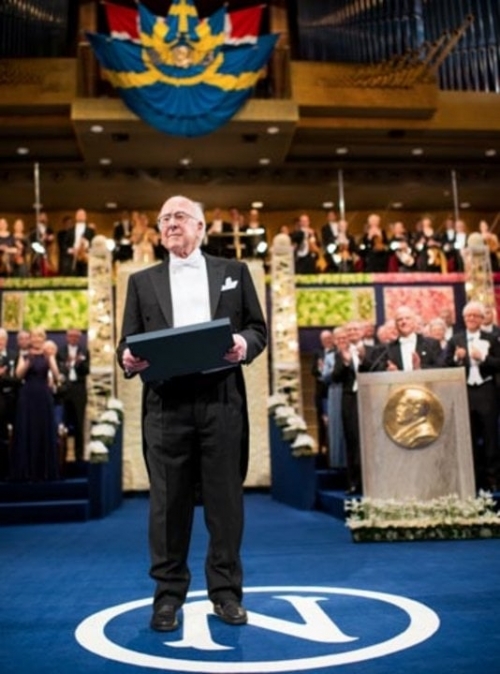 힉스 교수가 2013년 12월 스웨덴 스톡홀름에서 열린 노벨상 시상식에서 상을 받는 모습   노벨재단 제공