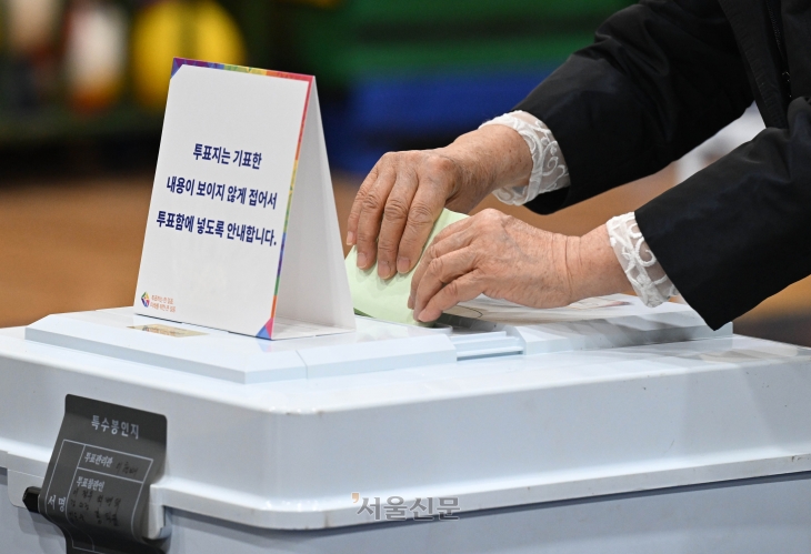 제22대 국회의원선거 투표일인 10일 서울 은평구 대은초등학교에 마련된 투표소에서 유권자들이 투표를 하고 있다. 2024.4.10 홍윤기 기자