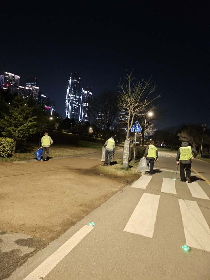 서울 한강공원 미화원들이 야간에 쓰레기를 치우고 있는 모습. 서울시 제공