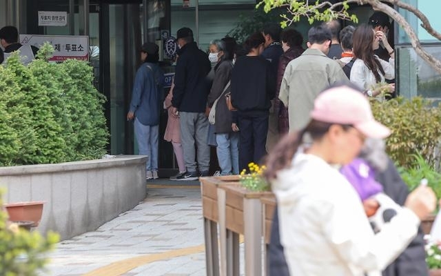 제22대 국회의원 선거일인 10일 오전 서울 서대문구 연세대 재활학교에 마련된 연희동 제9투표소를 찾은 유권자들이 소중한 한 표를 행사하기 위해 줄을 서서 기다리고 있다. 뉴스1