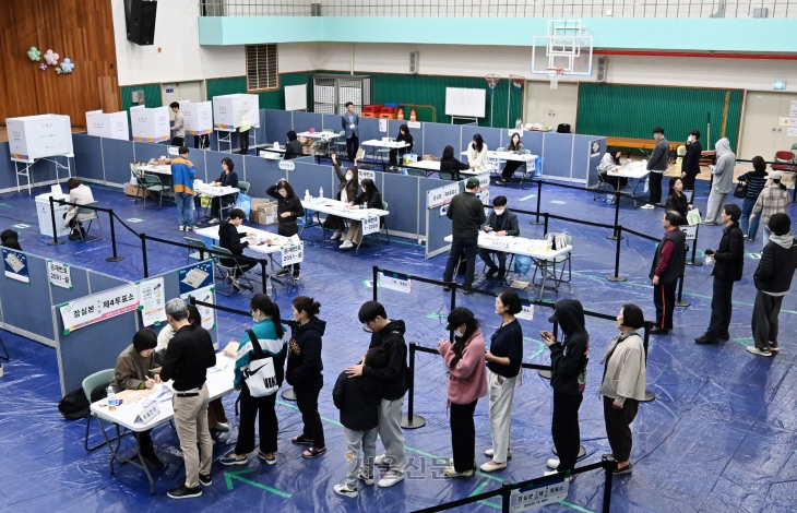 제22대 국회의원선거일인 10일 서울 잠전초등학교 체육관에 설치된 잠실본동 제3,4,5투표소를 찾은 시민들이 투표하고 있다. 2024.4.10. 도준석 전문기자