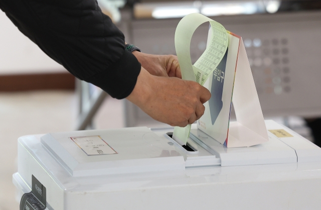 제22대 국회의원선거 투표일인 10일 한 유권자가 투표용지를 투표함에 넣고 있다. 연합뉴스
