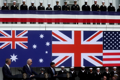 조 바이든(앞줄 왼쪽 두번째) 미국 대통령이 리시 수낵(왼쪽 세번째) 영국 총리, 앤서니 앨버니지(왼쪽) 호주 총리와 함께 지난해 3월 미국 캘리포니아 포인트 로마 해군기지에서 오커스(AUKUS) 정상회담을 갖고 있다. 샌디에이고 로이터 연합뉴스