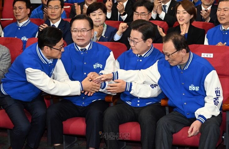 이재명 더불어민주당 대표와 이해찬·김부겸 상임공동선거대책위원장, 홍익표 원내대표가 10일 국회 의원회관에 마련된 제22대 국회의원선거(총선) 민주당 개표 상황실에서 방송사 출구조사 결과를 지켜본 뒤 손을 잡고 있다. 2024.4.10 오장환 기자