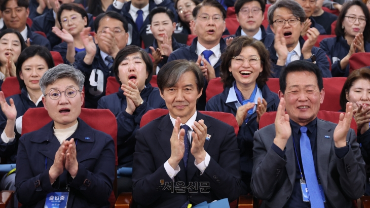 조국혁신당 조국 대표와 후보들이 10일 국회에서 총선 사전조사 결과 발표를 보고 있다. 2024.4.10 홍윤기 기자