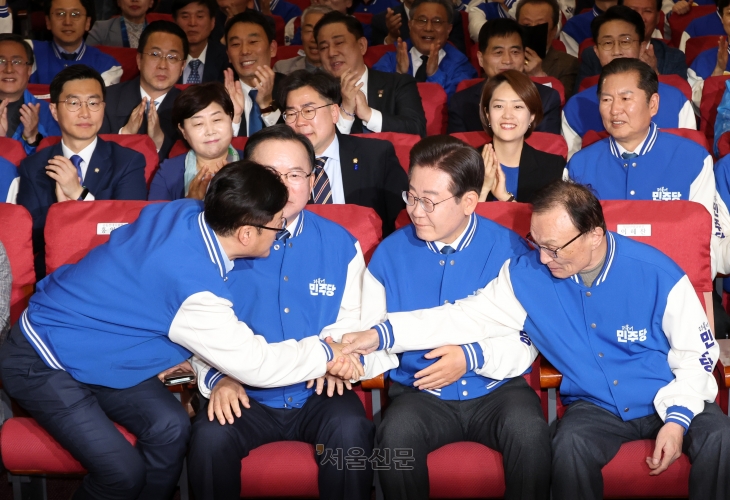 이재명(오른쪽 두 번째) 더불어민주당 대표와 이해찬(오른쪽), 김부겸 상임공동선대위원장, 홍익표(왼쪽) 공동선대위원장이 10일 오후 서울 여의도 국회 의원회관에 마련된 제22대 국회의원선거 개표상황실에서 출구조사 결과를 보며 악수를 하고 있다. 2024.4.10 오장환 기자