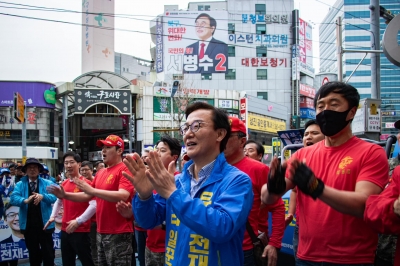 부산 북갑 전재수, 5선 서병수 누르고 당선 유력