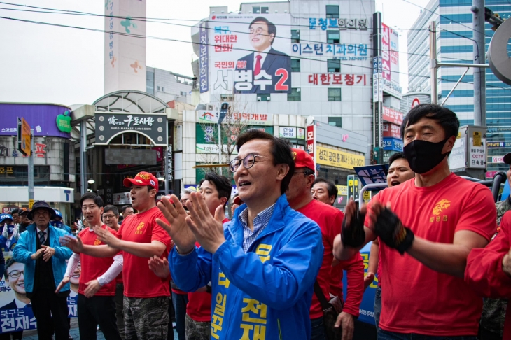 전재수 더불어민주당 후보가 부산 북구 구포시장 앞에서 선거운동을 하고 있다. 전재수 후보 페이스북