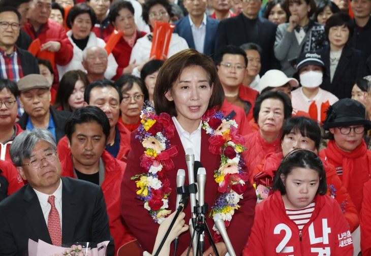 서울 동작을에서 당선이 확실해진 국민의힘 나경원 후보가 11일 동작구 선거사무소에서 소감을 말하고 있다. 2024.4.11 연합뉴스