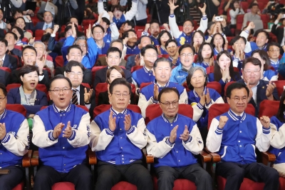 독주 굳힌 이재명, 대권가도 파란불… 사법리스크·조국 견제 과제로