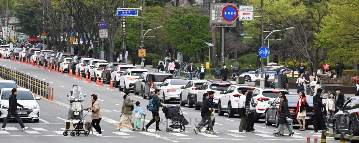 서울 어린이대공원 찾은 시민들