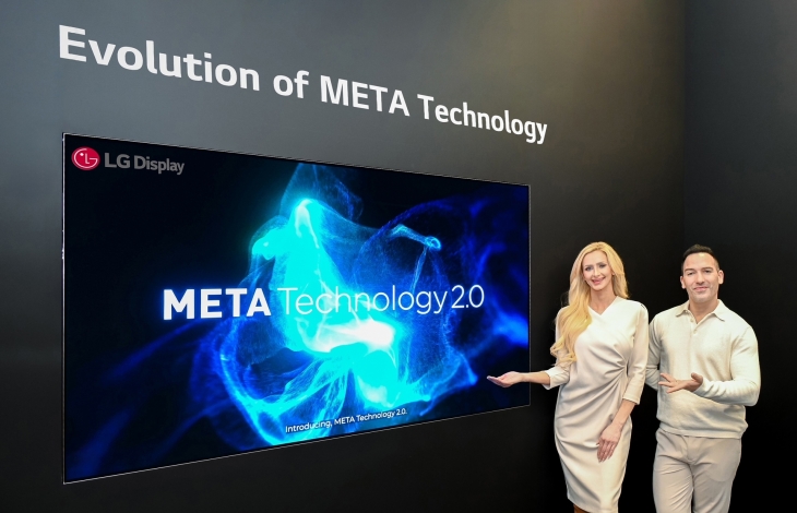 모델들이 LG디스플레이의 신기술 ‘메타 테크놀로지 2.0’을 적용한 유기발광다이오드(OLED) TV 패널 신제품을 소개하고 있다. LG디스플레이 제공