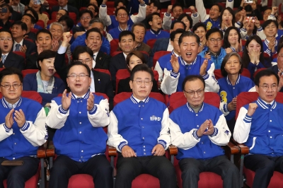 민주, 압도적 과반 출구조사에 환호…이재명은 ‘민심 역풍 경계’ 표정관리