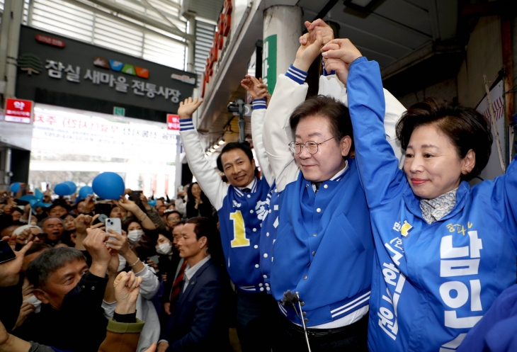 이재명(오른쪽 두 번째) 더불어민주당 대표가 지난달 24일 서울 송파구 잠실 새마을전통시장을 방문해 송파병에 출마한 남인순(오른쪽) 후보와 함께 인사를 하고 있다. 뉴시스