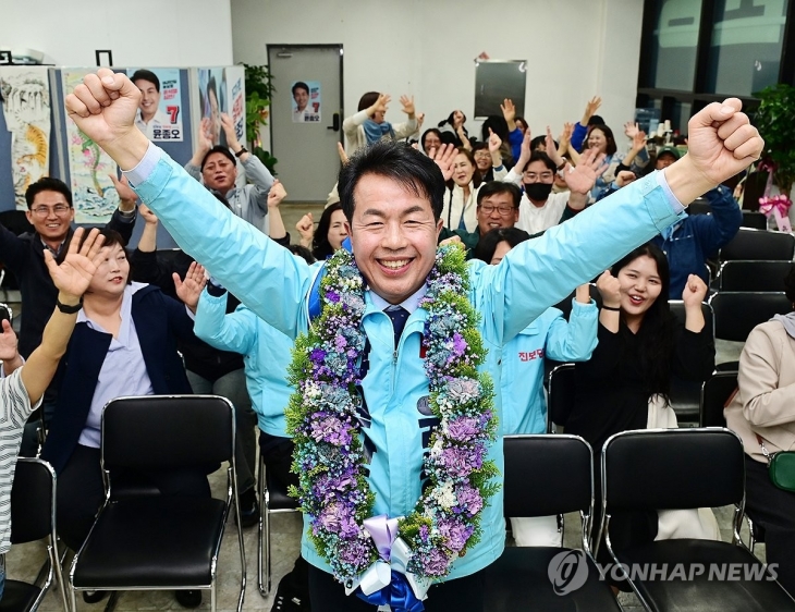 울산 북구에 출마한 진보당  윤종오 후보가 당선 확정에 환호하고 있다.  연합뉴스