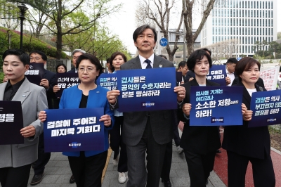 조국, 대검 앞 기자회견…“김건희 여사 소환하라, 마지막 경고”