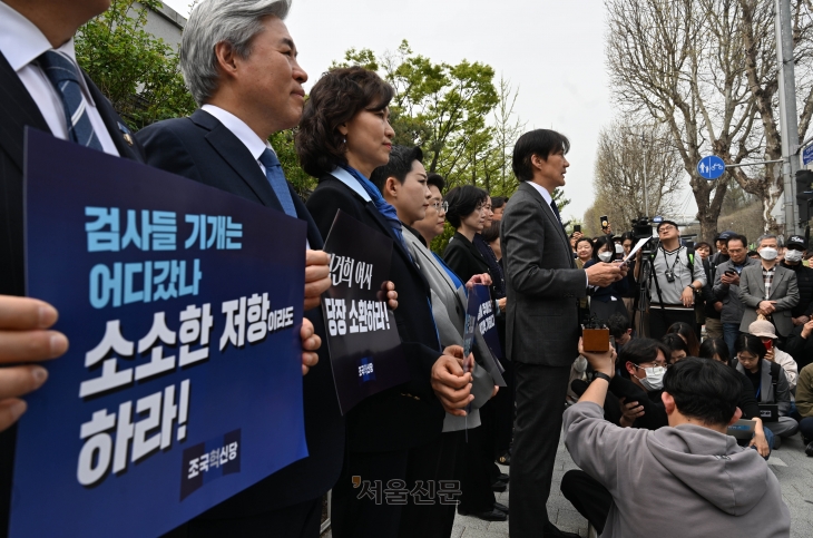 조국혁신당 조국 대표를 비롯한 국회의원 당선자들이 11일 서울 서초구 대검찰청 앞에서 김건희 여사에 대한 수사를 촉구하는 기자회견을 하고있다. 2024.4.11안주영 전문기자