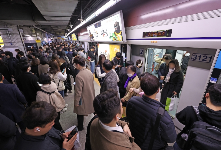 서울 시내버스 총파업이 시작된 지난달 28일 오전 중구 서울역 지하철 역사에서 시민들이 지하철 탑승을 기다리고 있다.   연합뉴스