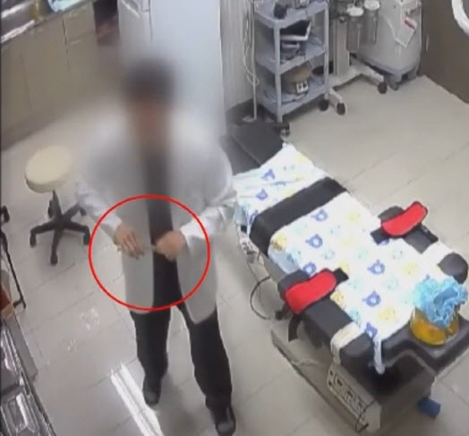 약물로 아내를 살해한 의사가 자기 병원에서 범행에 사용한 의료기구를 숨기고 있다.