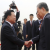 중국 권력서열 3위 북한 도착, 평양 시민들 꽃흔들며 환영