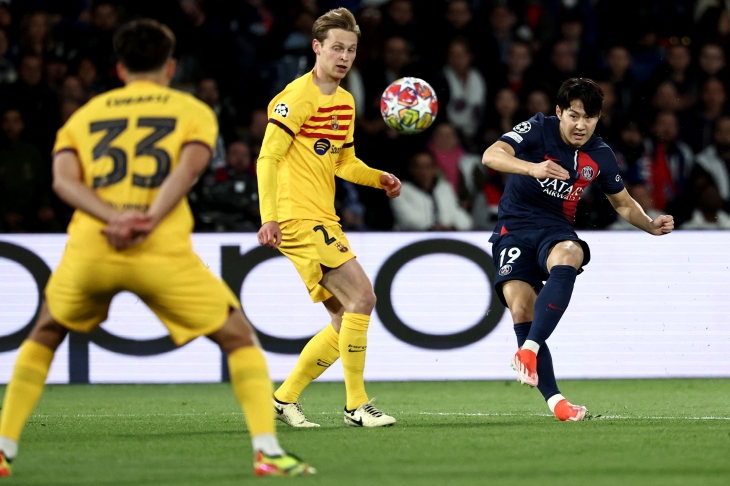 이강인(오른쪽·파리생제르맹)이 11일 열린 2023~24 유럽축구연맹(UEFA) 챔피언스리그 8강 1차전 바르셀로나와의 홈경기에서 왼발 슛을 하고 있다. 이강인이 후반 교체된 뒤 PSG는 두 골을 실점하며 2-3으로 역전패했다. 파리 AFP 연합뉴스