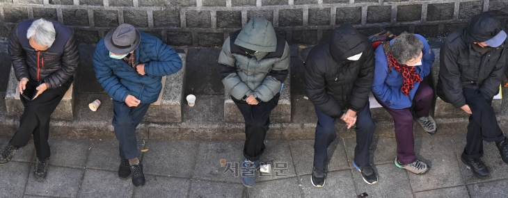 지난해 11월 노인들이 서울 종로구 탑골공원 인근에서 무료 급식을 받기 위해 줄지어 기다리고 있다. 서울신문DB