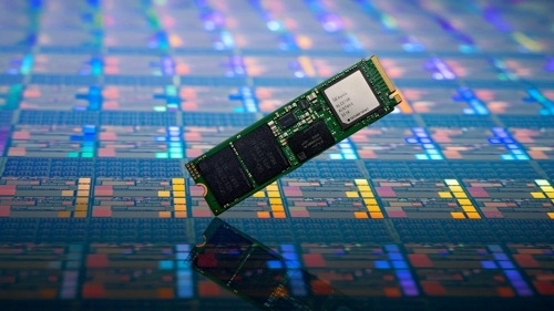 SK하이닉스는 미국 캘리포니아주 새너제이에서 열리고 있는 엔비디아 주최 개발자 콘퍼런스 ‘GTC(GPU Technology Conference) 2024’에서 인공지능(AI) PC용 고성능 솔리드스테이트드라이브(SSD) 신제품인 ‘PCB01’ 기반 소비자용 제품을 공개했다고 지난달 20일 밝혔다. 사진은 SK하이닉스의 PCIe 5세대 SSD ‘PCB01’.연합뉴스