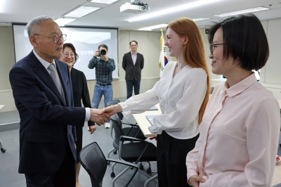 유인촌 “세종학당 혁신 도울 것”…세종학당 방문해 혁신 방안 점검