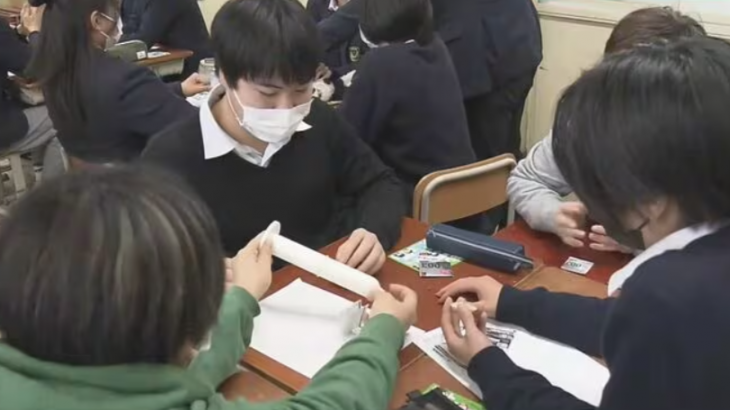 일본의 한 중학교에서 이례적으로 ‘성교육’ 수업을 진행해 콘돔 사용법 등을 가르쳐 화제다. 콘돔 사용법을 배운 학생들이 체험해 보는 모습. FNN