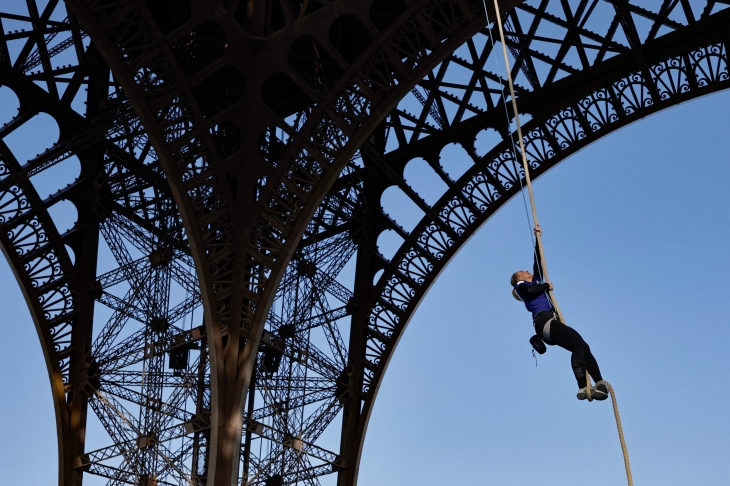 밧줄로 에펠탑 오르는 아누크 가르니에. AFP 연합뉴스