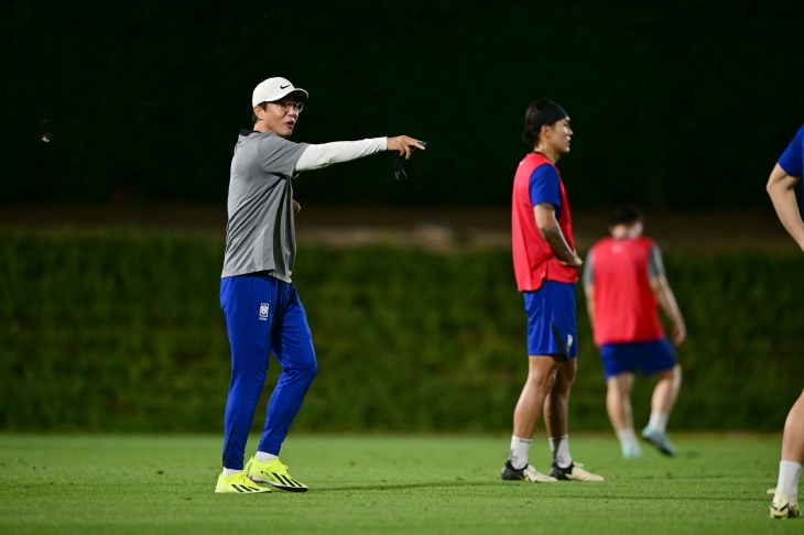 황선홍 한국 남자축구 23세 이하 대표팀 감독이 12일 카타르 도하의 알레르살 훈련장에서 2024 아시아축구연맹(AFC) U23 아시안컵 겸 파리올림픽 최종 예선을 앞두고 훈련을 지휘하고 있다. 대한축구협회 제공