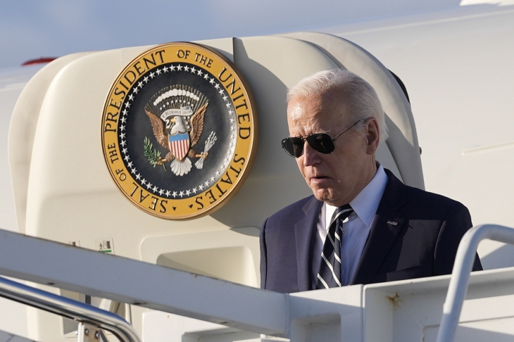 12일(현지시간) 조 바이든 미국 대통령이 델라웨어주 뉴캐슬에 있는 델라웨어 공군 주방위군 기지에 착륙한 공군 1호기에서 내리고 있다. 2024.4.12.  AP 연합뉴스