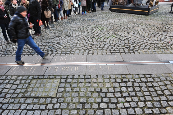 영국 런던 그리니치 천문대를 찾은 한 관광객이 본초자오선 위를 걷고 있다.  이승원 작가 제공
