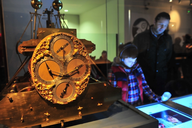 그리니치 천문대 박물관에서 관람객들이 인류의 역사 속 수많은 시계들을 살펴보고 있다.  이승원 작가 제공