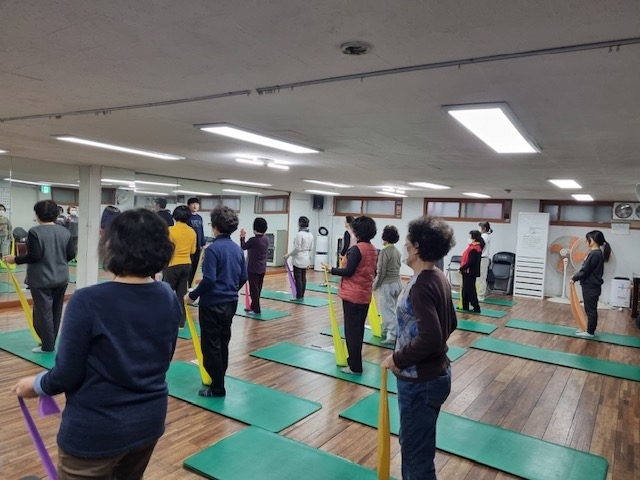 서울 강동구 주민들이 구에서 운영하는 운동 프로그램을 수강하고 있다. 강동구 제공