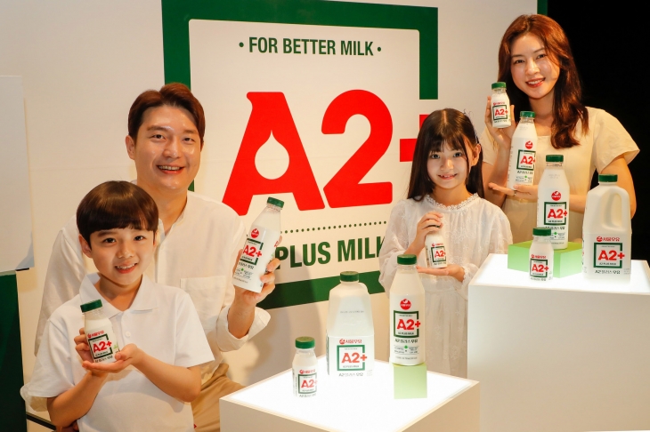 15일 서울 용산구 그랜드 하얏트 서울에서 열린 ‘A2+(플러스)’ 우유 출시회에서 가족 모델이 새롭게 출시되는 서울우유 ‘A2+(플러스)’ 우유를 선보이고 있다. ‘A2+ 우유’는 A2 전용목장에서 분리∙집유한 100% 국산 A2 우유에 서울우유의 차별화된 핵심 가치인 체세포수 1등급, 세균수 1A 원유를 강조하는 한편 EFL(Extended Fresh Life)공법까지 플러스한 프리미엄 우유다. 2024. 4. 15 서울우유 제공