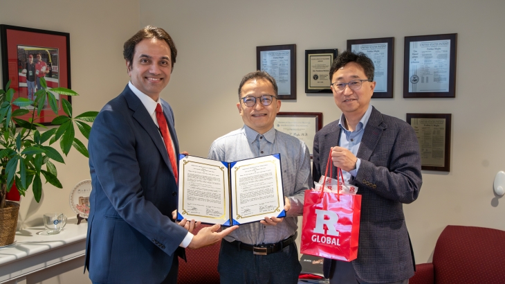 럿거스대 프라바스 V 모게(왼쪽 첫 번째)  부총장과 한인보(왼쪽 두 번째) 분당차병원 교수, 이기범 (왼쪽 세 번째) 럿거스대 석좌교수가 협약식을 마치고 기념촬영을 하고 있다. 차병원 제공.