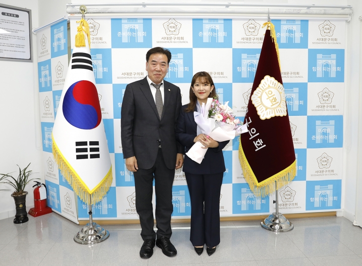 지난 11일 서울 서대문구의회에서 이동화(왼쪽) 구의회 의장과 김규진 서대문구의회 신임 구의원이 기념 사진을 찍고 있다. 서대문구 제공