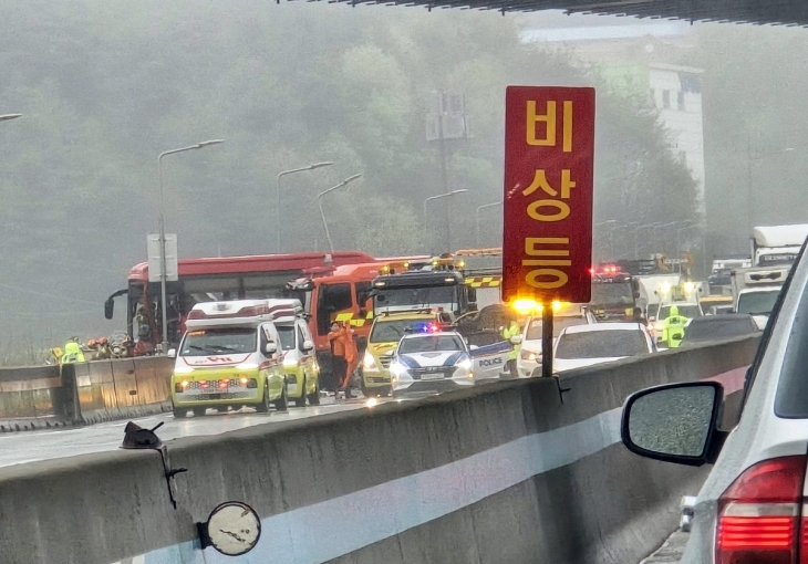 15일 낮 12시 45분쯤 경기 용인시 처인구 영동고속도로 인천 방면 양지터널 인근에서  차량 5대가 추돌하는 사고가 발생했다. 연합뉴스