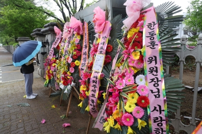 “한동훈 위원장님 사랑합니다”…국회 앞 응원 화환 정렬