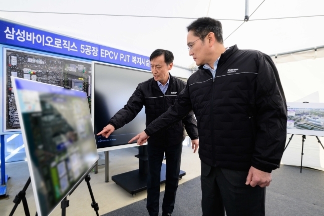 이재용 삼성전자 회장이 지난 2월 16일 삼성바이오로직스 인천사업장 5공장 건설 현장을 방문해 브리핑을 듣고 있는 모습. 삼성전자 제공