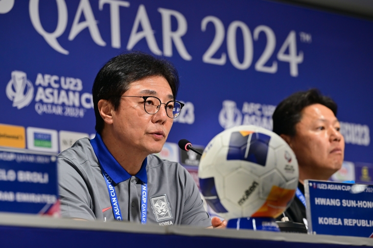 황선홍 한국 남자축구 23세 이하 국가대표팀 감독이 15일 카타르 도하 칼리파 국제경기장에서 열린 2024 아시아축구연맹(AFC) U23 아시안컵 개막 전 공식 기자회견에서 각오를 밝히고 있다. 대한축구협회 제공
